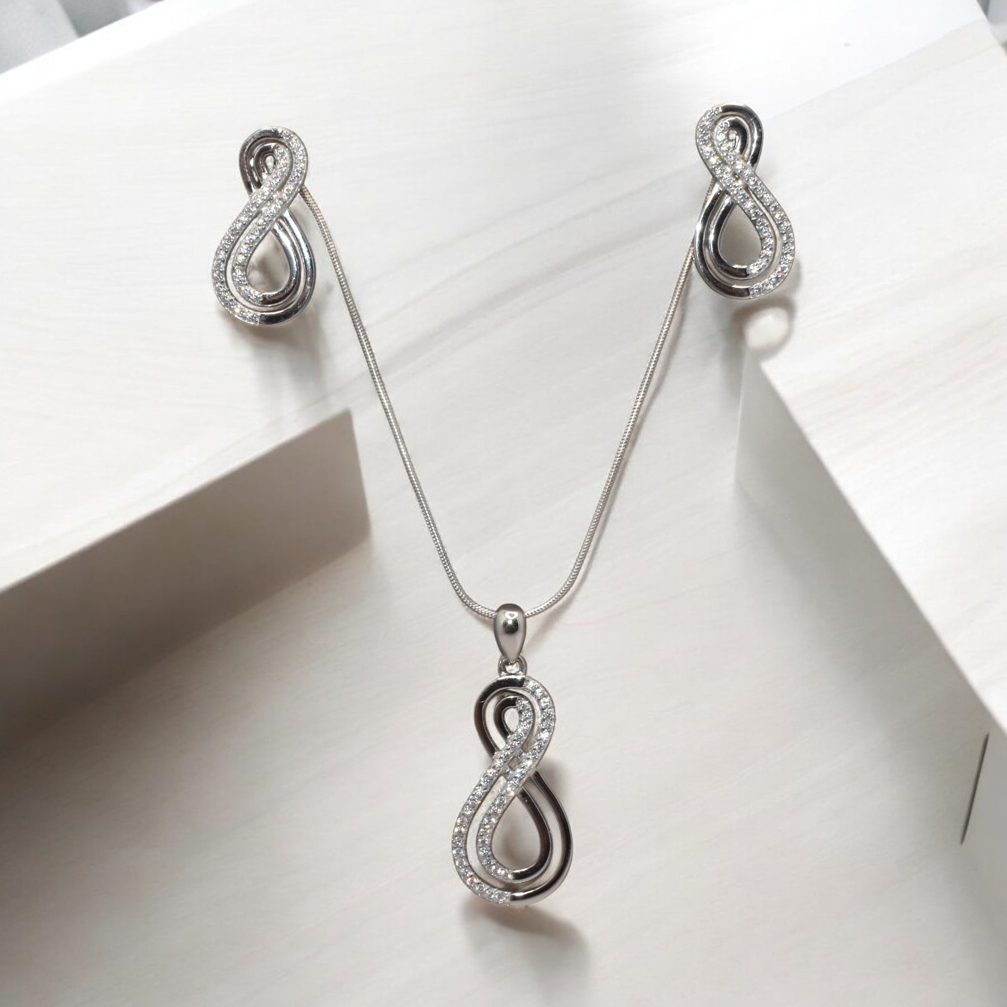 Infinite Chain Pendant Set