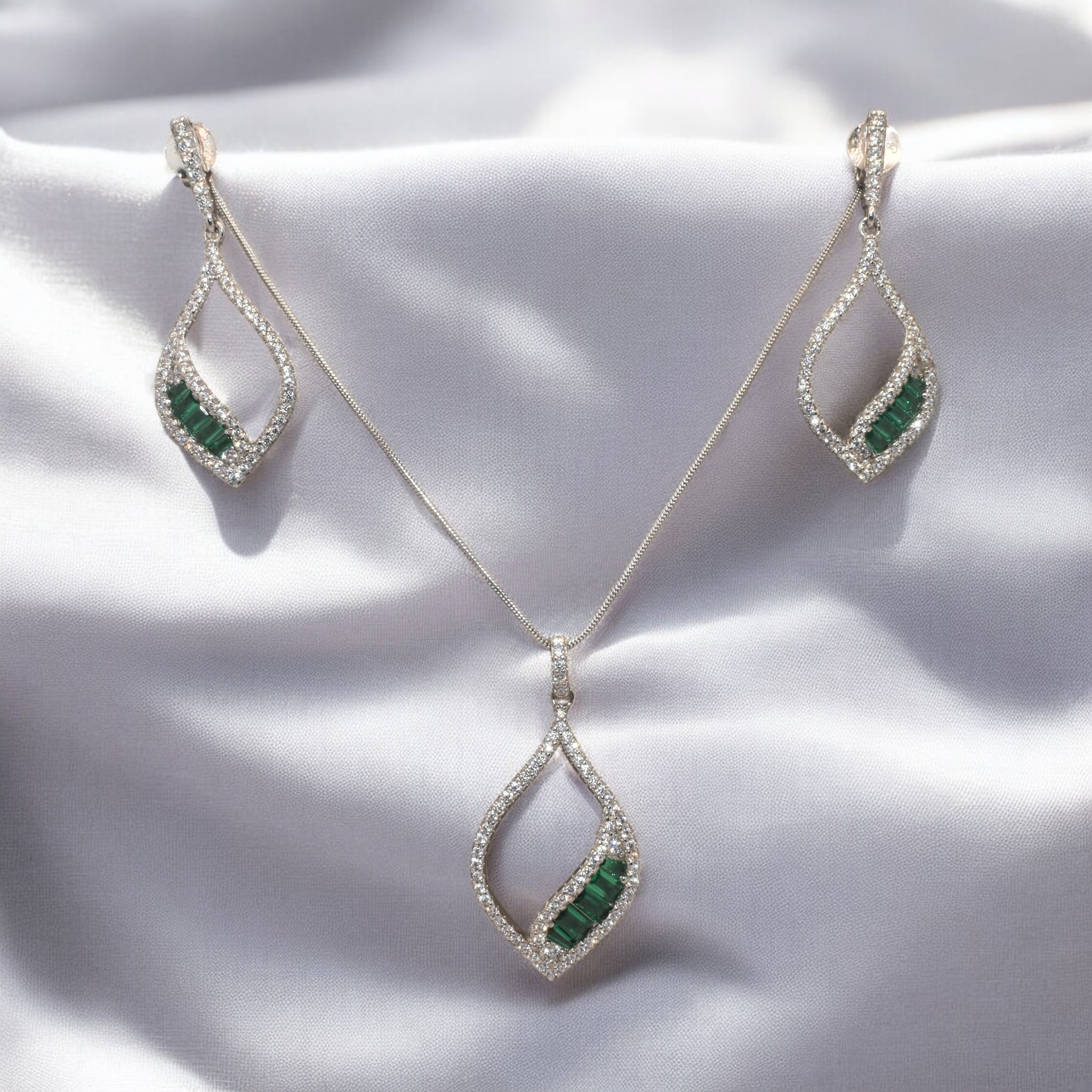Essie Chain Pendant Set