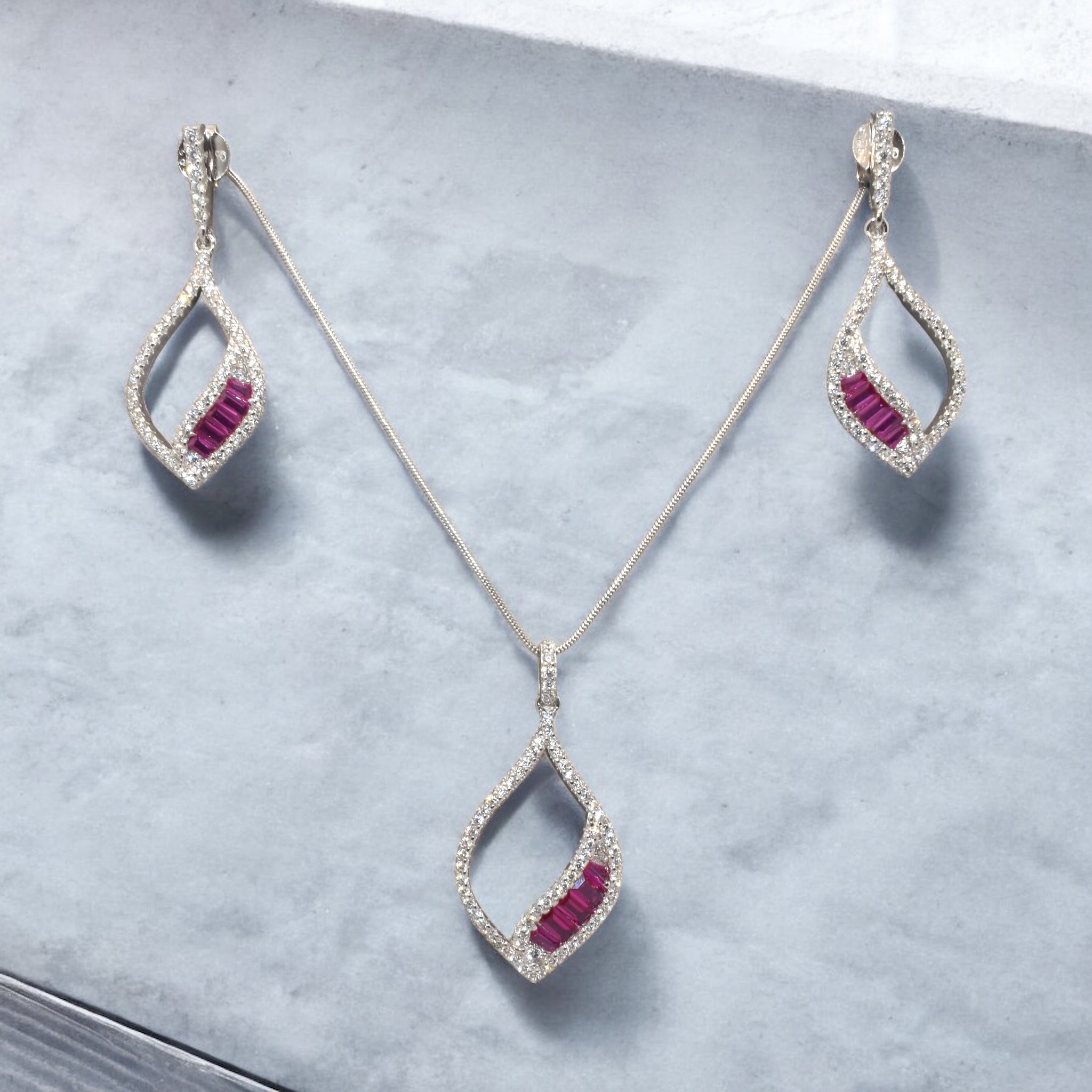 Selena Chain Pendant Set