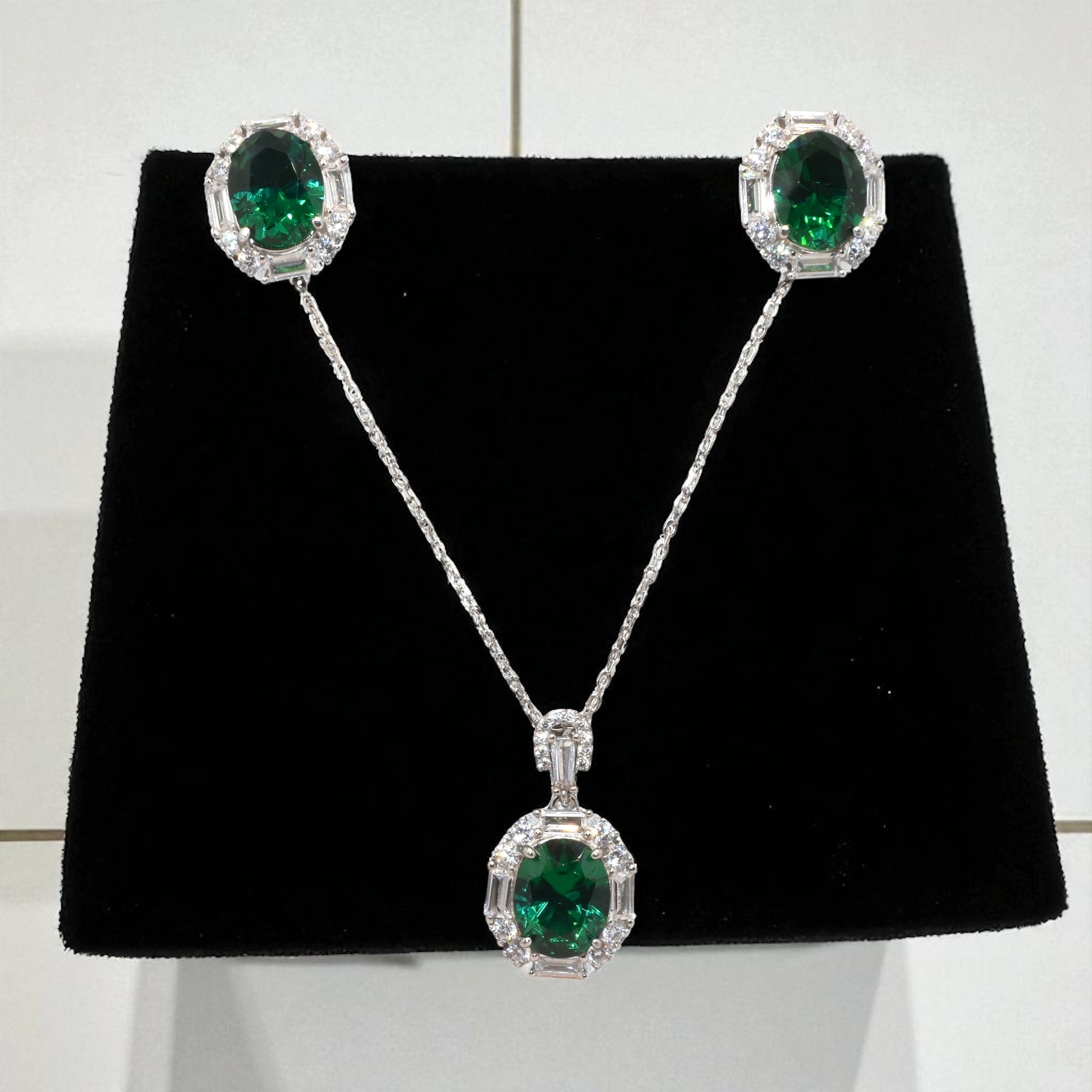 Oval Shape Emerald Coloured Chain Pendant